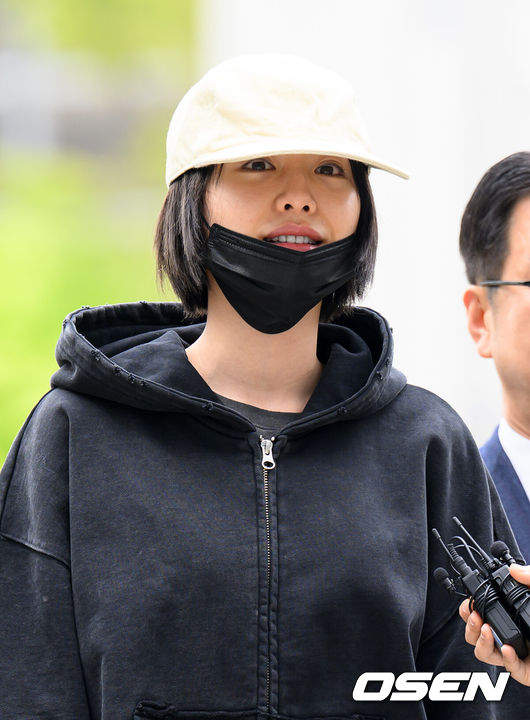 [OSEN=이대선 기자] 그룹 애프터스쿨 출신 나나가 21일 오후 경기 의정부지법 남양주지원에 강도 피해 사건 증인으로 출석했다.지난해 11월 30대 남성 A씨로부터 강도 피해를 입은 나나는 자택 침입 강도의 재판에 증인으로 출석했다.나나가 법정으로 이동하고 있다. 2026.04.21 /sunday@osen.co.kr