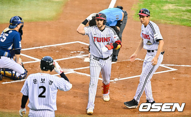[OSEN=잠실, 박준형 기자] 26일 서울 잠실야구장에서 ‘2026 신한 SOL Bank KBO리그’ LG 트윈스와 NC 다이노스의 경기가 열렸다.이날 LG는 임찬규를, NC는 구창모를 선발로 내세웠다.1회말 2사 LG 오스틴이 선취 솔로홈런을 날린뒤 홈을 밟고 있다.  2026.08.26 / soul1014@osen.co.kr