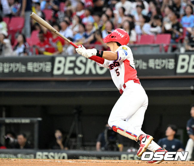 [OSEN=광주, 이대선 기자] 26일 광주-기아 챔피언스필드에서 2026 신한 SOL KBO리그 KIA 타이거즈와 롯데 자이언츠의 경기가 열렸다.이날 KIA는 황동하, 롯데는 로드리게스를 선발로 내세웠다.1회말 무사 1,2루에서 KIA 김도영이 우월 스리런 홈런을 치고 있다. 2026.08.26 /sunday@osen.co.kr