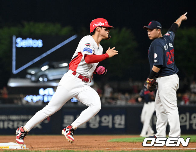 [OSEN=광주, 이대선 기자] 26일 광주-기아 챔피언스필드에서 2026 신한 SOL KBO리그 KIA 타이거즈와 롯데 자이언츠의 경기가 열렸다.이날 KIA는 황동하, 롯데는 로드리게스를 선발로 내세웠다.3회말 1사 2루에서 KIA 카스트로의 좌중간 적시 2루타 때 2루주자 김도영이 홈으로 달리고 있다. 2026.08.26 /sunday@osen.co.kr