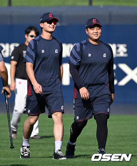 [OSEN=광주, 이대선 기자] 26일 광주-기아 챔피언스필드에서 2026 신한 SOL KBO리그 KIA 타이거즈와 롯데 자이언츠의 경기가 열렸다.이날 KIA는 황동하, 롯데는 로드리게스를 선발로 내세웠다.8회초 무사에서 롯데 윤동희가 홈런을 치고 그라운드를 돌고 있다. 2026.08.26 /sunday@osen.co.kr