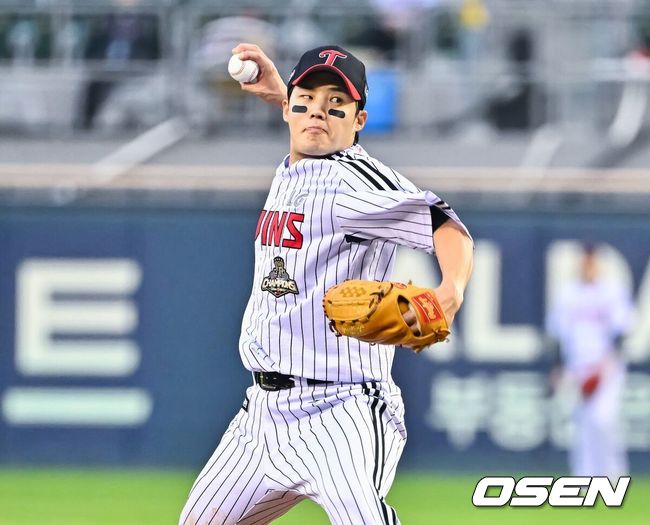 [OSEN=잠실, 박준형 기자] 26일 서울 잠실야구장에서 ‘2026 신한 SOL Bank KBO리그’ LG 트윈스와 NC 다이노스의 경기가 열렸다.이날 LG는 임찬규를, NC는 구창모를 선발로 내세웠다.1회초 LG 선발투수 임찬규가 역투하고 있다.    2026.08.26 / soul1014@osen.co.kr