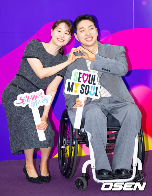 [OSEN=김성락 기자] 17일 오전 서울 중구 서울특별시청에서 ‘2025 서울특별시 홍보대사 위촉식-서울, 빛으로 그리는 꿈 : 동행하는 서울의 빛’ 행사가 열렸다. 이날 위촉식에는 배우 김석훈, 유튜버 박위, 피아니스트 선우예권, 개그맨 엄지윤, 가수 송지은, 엔하이픈, 하츠투하츠가 참석했다. 유튜버 박위, 가수 송지은 부부가 포즈를 취하고 있다. 2025.06.17 / ksl0919@osen.co.kr