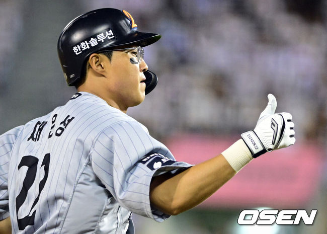 [OSEN=잠실, 조은정 기자]11일 서울 잠실야구장에서 2026 신한 SOL KBO리그 두산 베어스와 한화 이글스의 경기가 열렸다.이날 두산은 곽빈, 한화는 왕옌청을 선발로 내세웠다. 7회초 무사 1루에서 한화 채은성이 좌월 투런 홈런을 날린 뒤 베이스를 돌고 있다. 2026.08.11 /cej@osen.co.kr