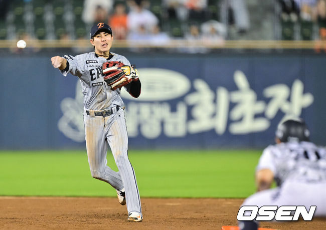 [OSEN=잠실, 박준형 기자] 4일 서울 잠실야구장에서 ‘2026 신한 SOL Bank KBO리그’ 두산 베어스와 한화 이글스의 경기가 열렸다.이날 홈팀 두산은 잭로그를, 방문팀 한화는 화이트를 선발로 내세웠다.7회말 1사 만루 두산 손아섭의 내야땅볼때 심우준 2루수 1루 주자 정수빈을 포스아웃시킨뒤 1루 송구하고 있다.   2026.06.04 / soul1014@osen.co.kr