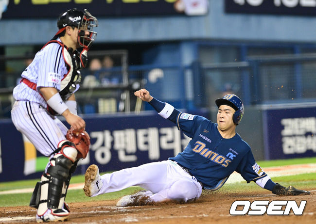 [OSEN=잠실, 최규한 기자] 27일 서울 잠실야구장에서 ‘2026 신한 SOL Bank KBO리그’ LG 트윈스와 NC 다이노스의 경기가 열렸다.홈팀 LG는 박시원, 방문팀 NC는 토다 나츠키를 선발로 내세웠다.4회초 1사 1, 3루 상황 NC 박시원의 달아나는 1타점 희생플라이 때 3루 주자 김휘집이 홈으로 쇄도해 세이프되고 있다. 2026.08.27 / dreamer@osen.co.kr