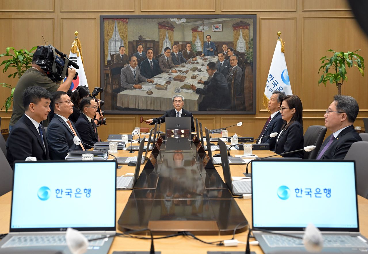 신현송 한국은행 총재가 27일 오전 서울 중구 한국은행에서 열린 금융통화위원회 본회의에 참석해 의사봉을 두드리고 있다. 사진공동취재단 