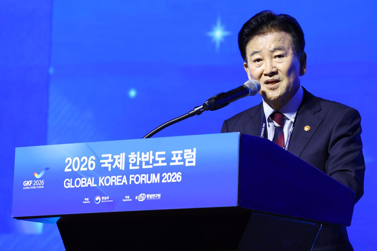 정동영 통일부 장관이 27일 서울 중구 웨스틴조선 서울 호텔에서 '국제질서 대변환기, 한반도 평화공존을 위한 새로운 패러다임'을 주제로 열린 '2026 국제 한반도 포럼' 개회식에서 개회사를 하고 있다. 연합뉴스
