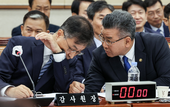 2023년 10월 13일 국회 법제사법위원회의 감사원에 대한 국정감사에서 최재해 당시 감사원장과 유병호 당시 사무총장(현 감사원 감사위원)이 대화하고 있다. 김성룡 기자