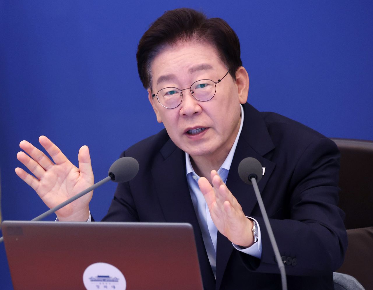 이재명 대통령이 25일 청와대에서 열린 제37회 국무회의를 주재하고 있다. 청와대사진기자단