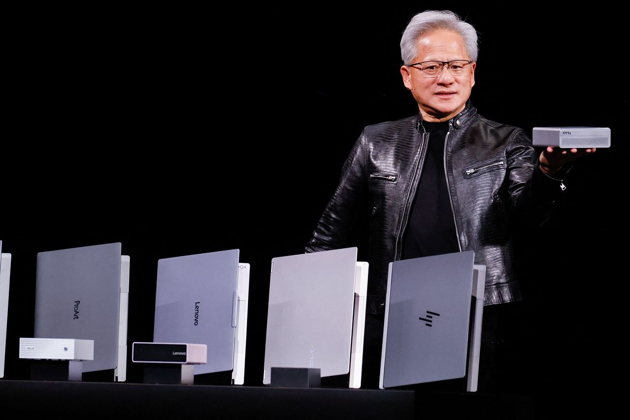 지난 6월 대만 타이베이에서 열린 GTC 타이베이에서 RTX 스파크 GPU를 장착한 AI 노트북 컴퓨터를 설명하는 젠슨 황 엔비디아 최고경영자. 연합뉴스