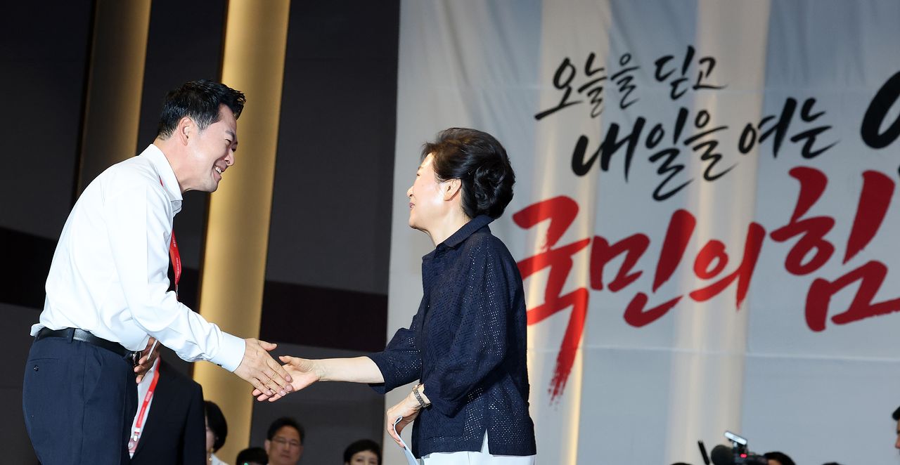 박근혜 전 대통령이 27일 경기도 고양시 장항동 소노캄 고양에서 열린 2026 국민의힘 국회의원 연찬회에 참석해 장동혁 대표와 악수하고 있다. 뉴스1