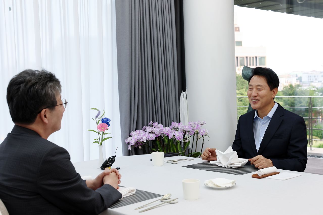 오세훈 서울시장(오른쪽)이 3일 서울 용산구 서울시장 공관에서 유승민 전 의원을 만나 면담을 하고 있다. 연합뉴스