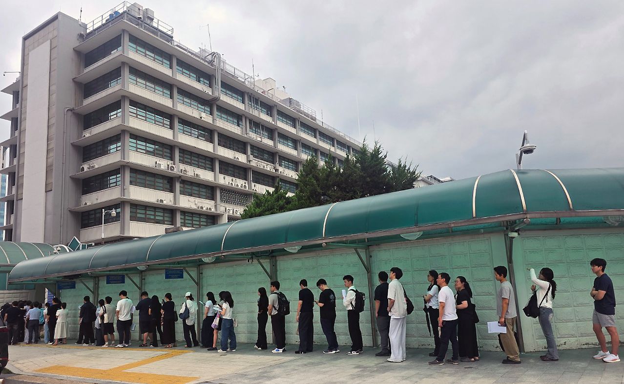 17일 서울 종로구 주한미국대사관 앞에서 비자 면접을 기다리는 시민들. 뉴스1