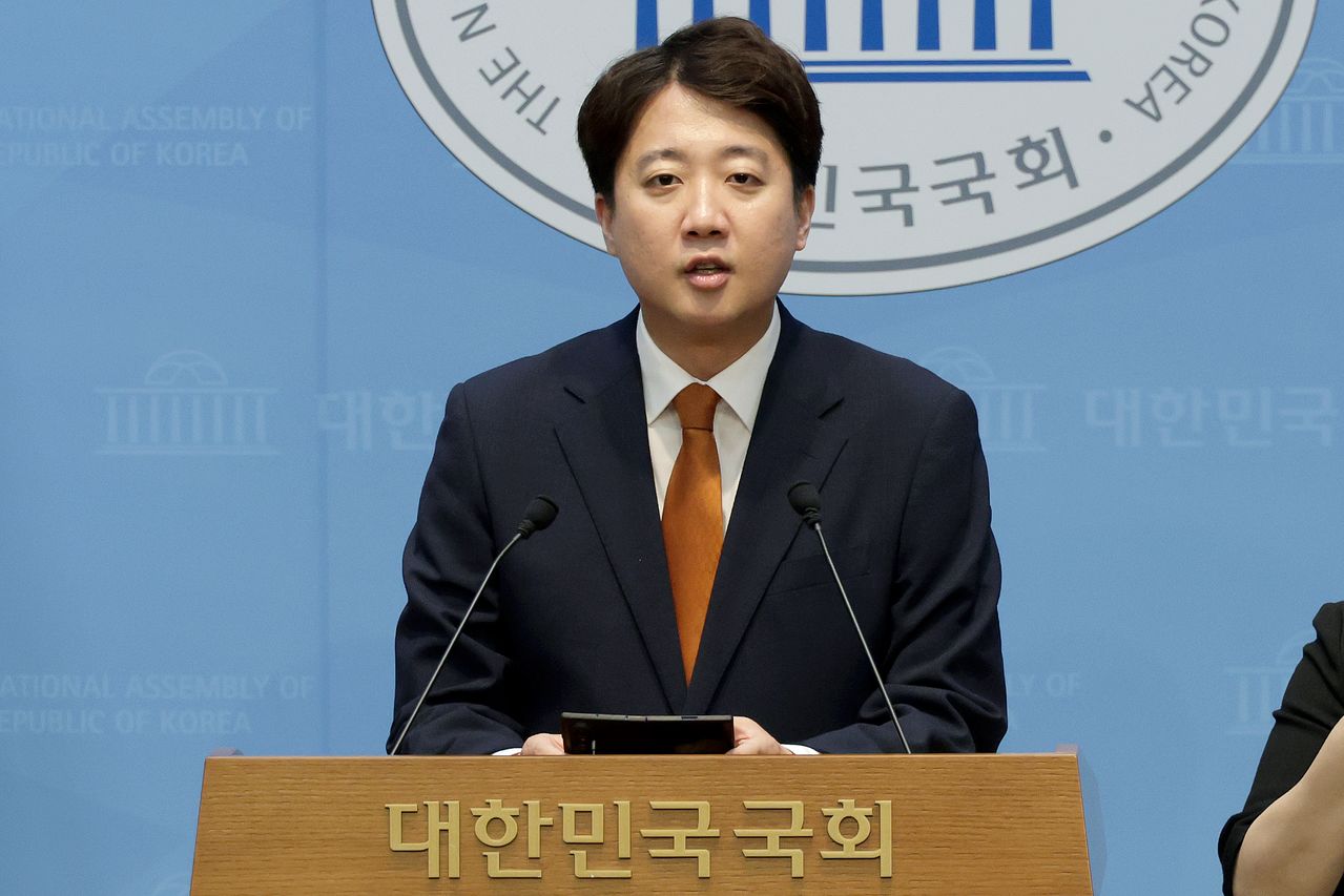 이준석 개혁신당 대표가 26일 오전 국회 소통관에서 대표직 사퇴 기자회견을 하고 있다. 장진영 기자 