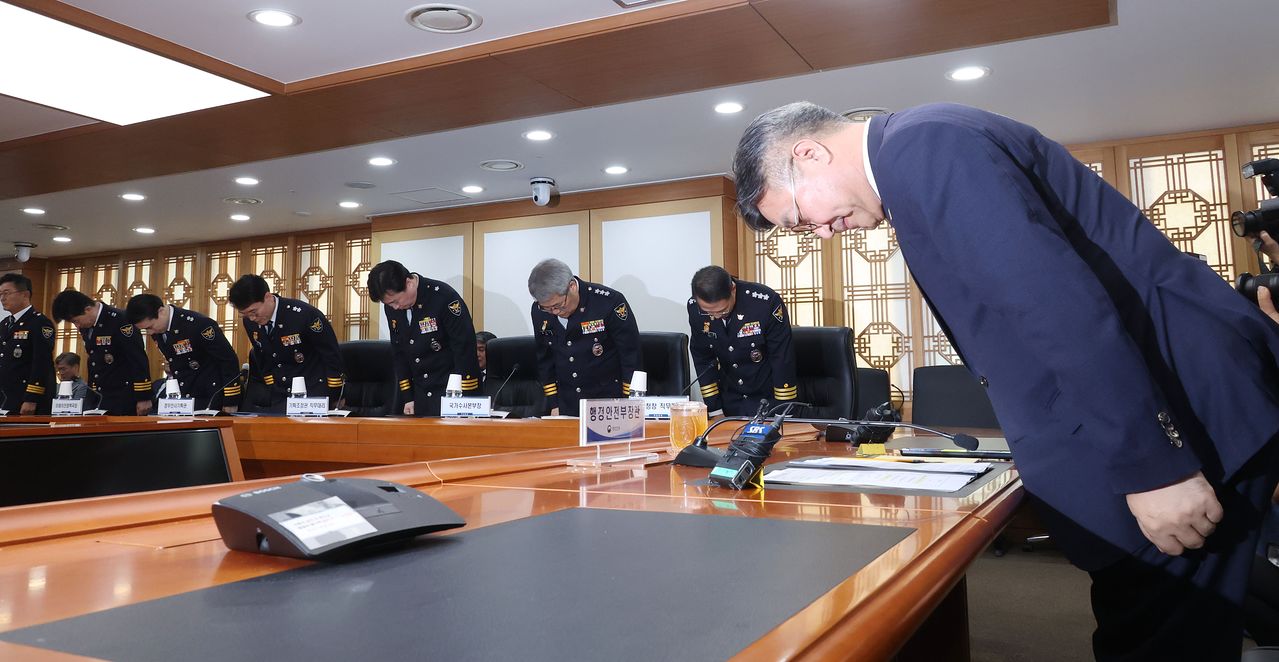윤호중 행정안전부 장관이 26일 서울 종로구 정부서울청사에서 열린 경찰 지휘부 회의에서 제주 실종 허위종결 사건과 관련해 유재성 경찰청장 직무대행, 홍석기 국가수사본부장 등 참석자들과 대국민 사과를 하고 있다. 연합뉴스