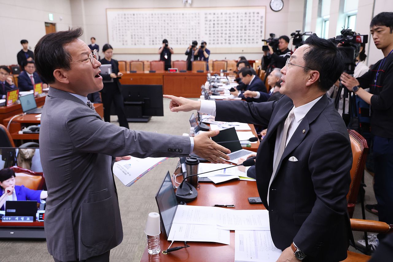 박성준 더불어민주당 간사와 김형동 국민의힘 간사가 지난 4월 30일 서울 여의도 국회에서 열린 윤석열정권정치검찰조작기소의혹사건진상규명국정조사특별위원회 전체회의에서 언쟁을 벌이고 있다. 뉴스1