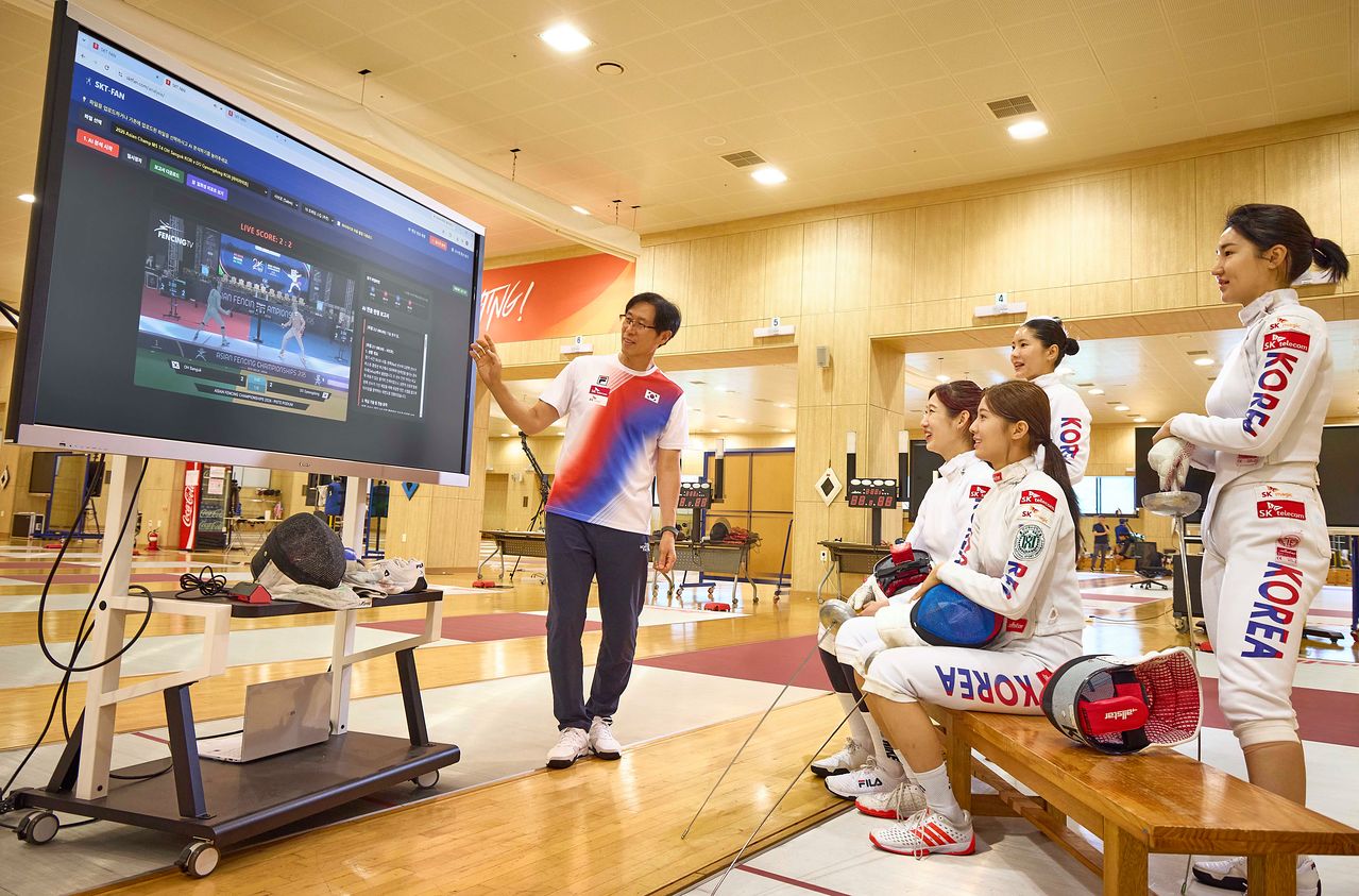 펜싱 에페 여자 국가대표팀이 충북 진천선수촌에서 인공지능 펜싱 전력 분석 시스템 ‘SKT-FAN’의 분석을 보고 있다. [사진 SK텔레콤]