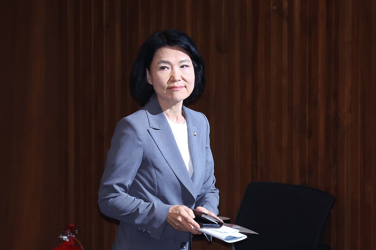 이진숙 국민의힘 의원이 26일 서울 여의도 국회에서 열린 제438회국회(임시회) 제2차 본회의에서 자신에 대한 제명 촉구 결의안이 상정되자 본회의장을 나서고 있다. 뉴스1
