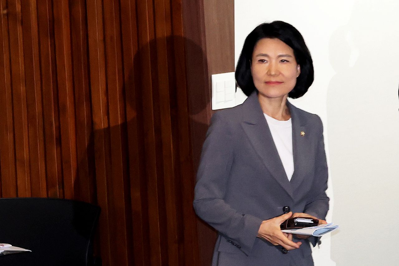 26일 오후 국회에서 본회의가 진행되고 있다. 이진숙 국민의힘 의원 제명 촉구 결의안이 상정되자 이 의원이 회의장을 퇴장하고 있다. 장진영 기자 