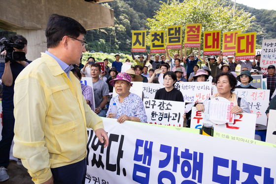 김성환 기후에너지환경부 장관이 지난해 8월 29일 충남 청양군 지천댐 후보지를 찾아 현장을 점검하고 지역주민 의견을 청취하는 모습. 기후부는 지천댐 건설을 추진하기로 최종 결정했다. 기후에너지환경부