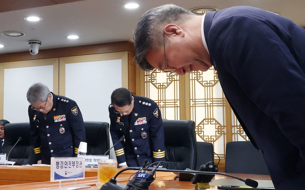 26일 정부서울청사에서 경찰 지휘부 회의가 열린 가운데 제주 실종사건과 관련해 윤호중 행정안전부 장관, 유재성 경찰청장 직무대행, 홍석기 국가수사본부장 등 회의 참석자들이 고개숙여 사과하고 있다. 뉴시스