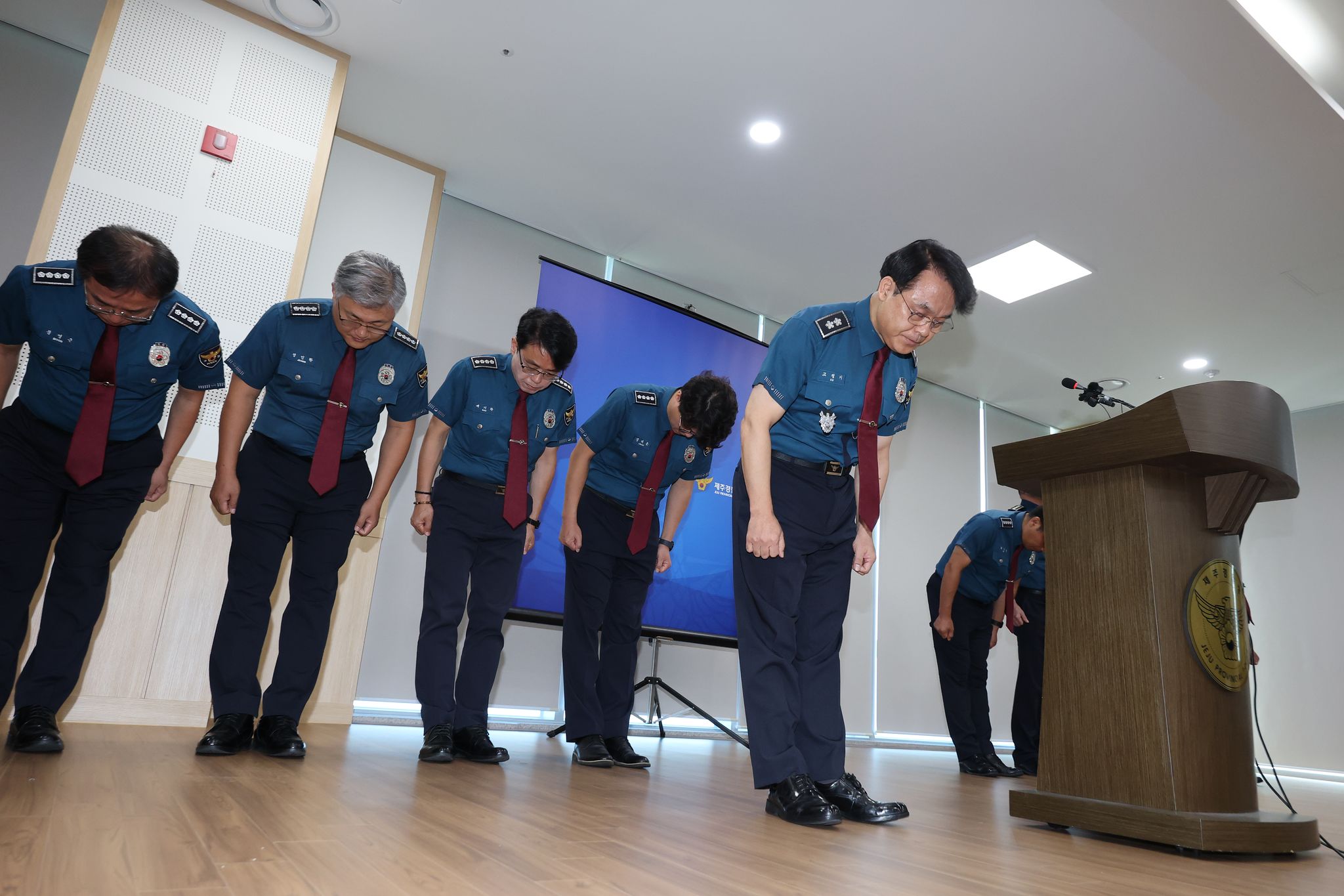 고평기 제주경찰청장이 27일 지휘부 회의에서 실종사건 허위 종결 사태와 관련해 사과하고 있다. 뉴스1