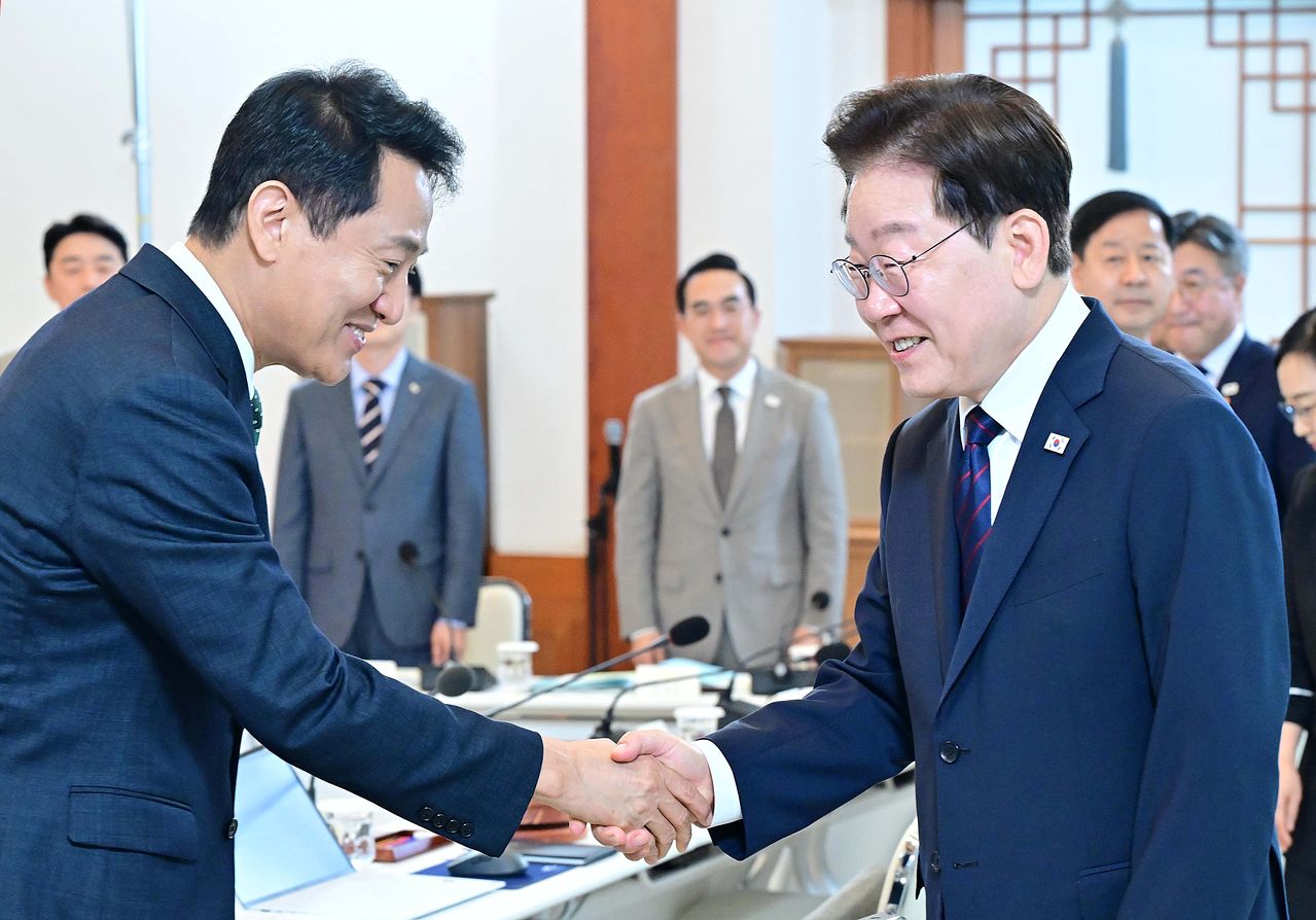이재명 대통령이 26일 청와대에서 열린 중앙지방협력회의에 오세훈 서울시장과 악수를 하고 있다. 청와대사진기자단