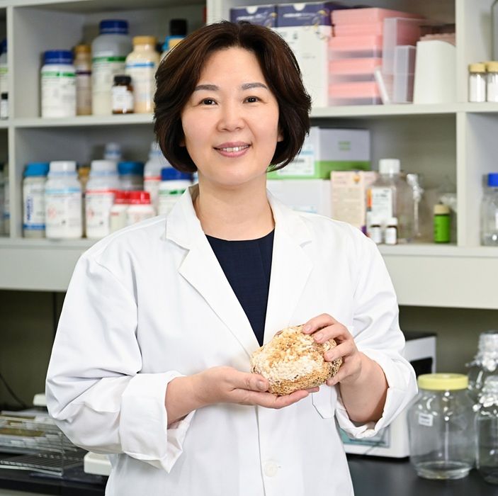 박종례 (주)기운찬 대표가 기업부설연구소에서 '복합버섯균사체(GMK)' 원물을 들고 있다. [사진 ㈜기운찬]