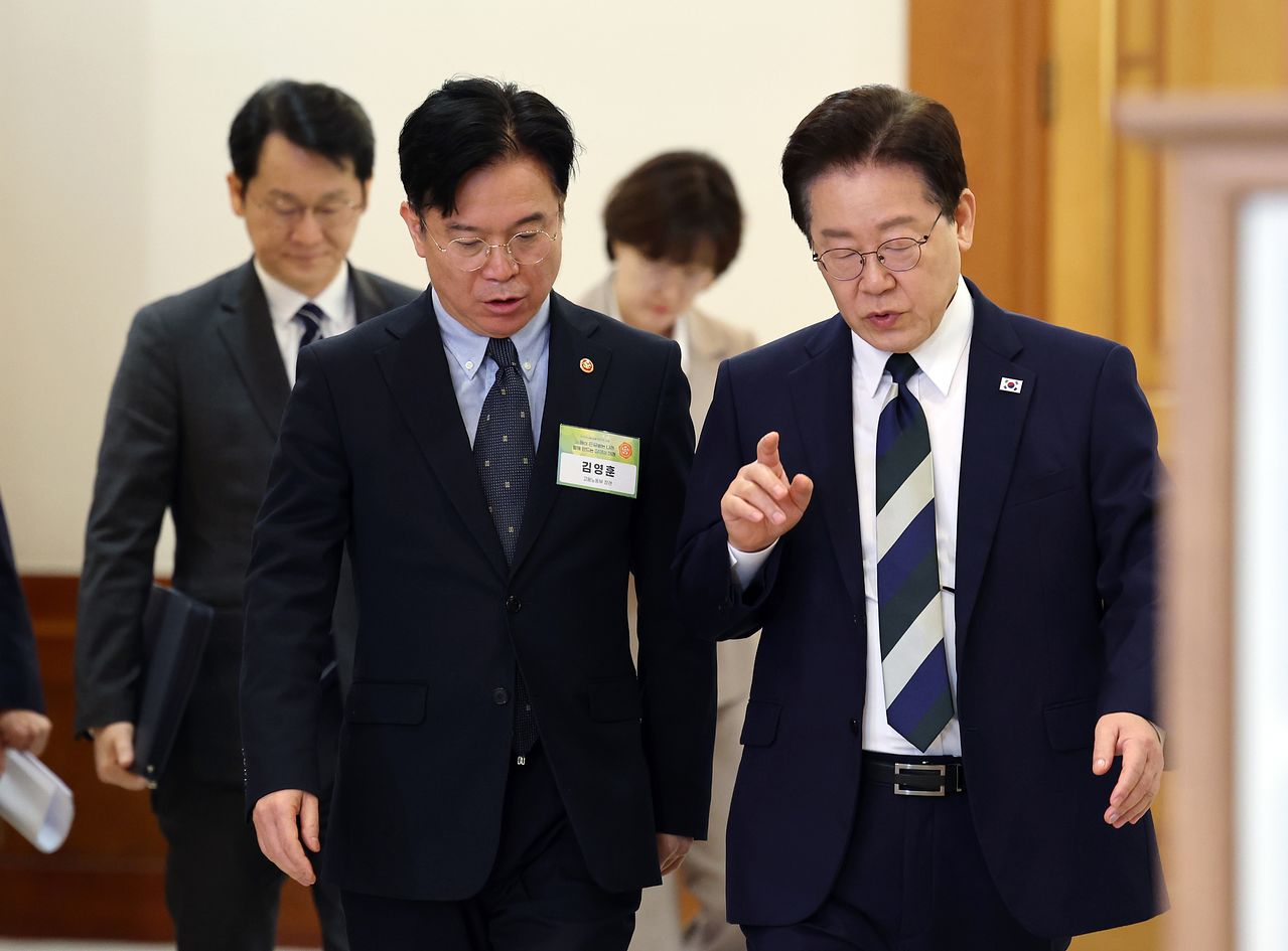 이재명 대통령이 지난 4월10일 청와대에서 열린 민주노총 초청간담회에 김영훈 고용노동부 장관과 대화하며 입장하고 있다. 연합뉴스