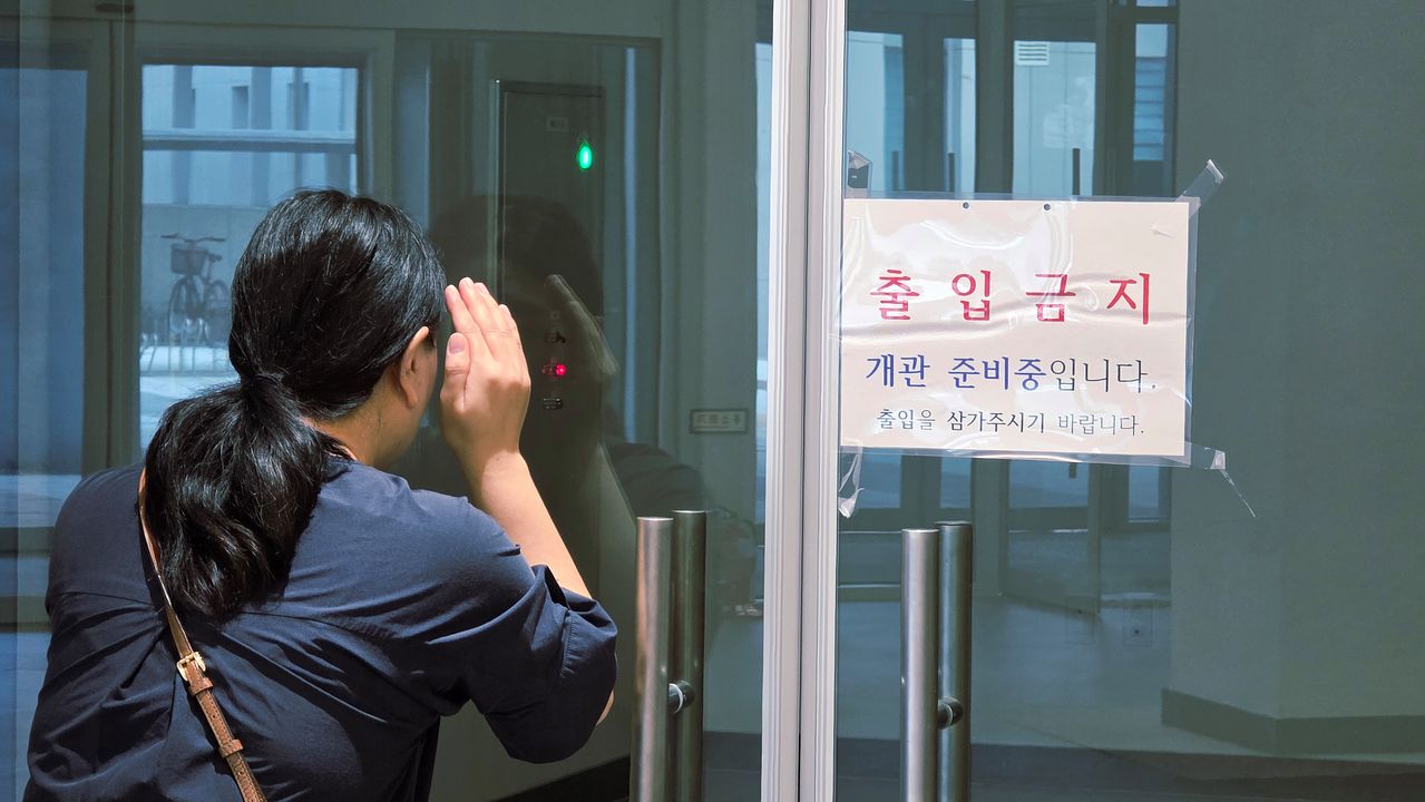 집현동 복합커뮤니티센터에 설치된 수영장. 세종시가 예산을 확보하지 못해 문을 열지 못하고 있는 가운데 한 주민이 내부를 들여다 보고 있다. 김성태 객원기자