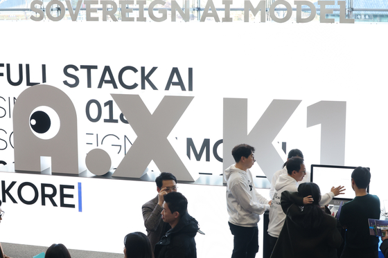 지난해 12월 30일 서울 강남구 코엑스에서 열린 '독자 AI 파운데이션 모델' 프로젝트 1차 발표회에서 참석자들이 SK텔레콤부스를 둘러보고 있다. 연합뉴스