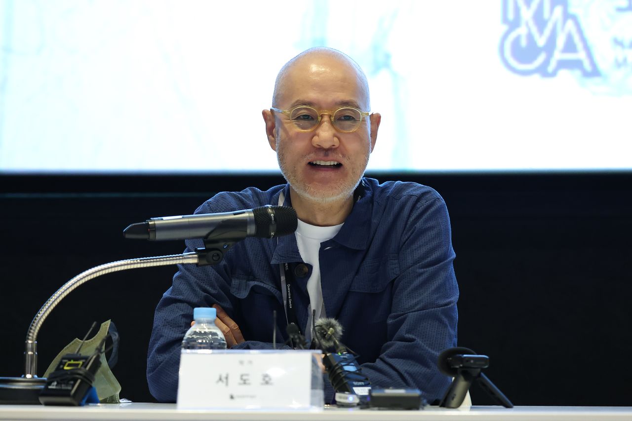 26일 국립현대미술관 서울 기자간담회에서 서도호는 이번 전시를 불교의 ‘회향’에 빗대며 ”해외에서 작업하며 쌓아온 것을 한국 관객들에게 나누고 싶다는 마음이 들었다”고 말했다. 연합뉴스〉
