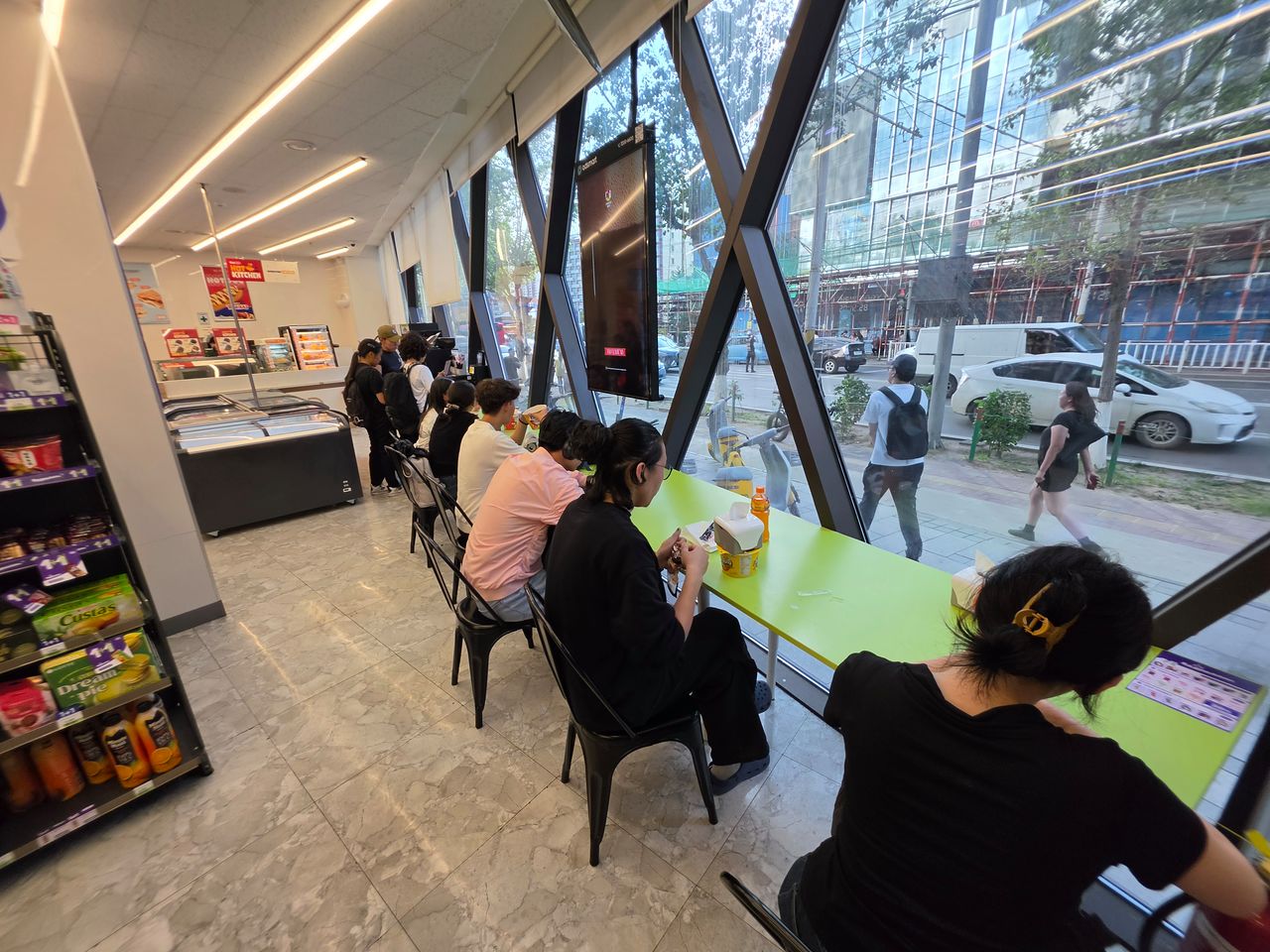 지난 8일(현지시간) 몽골 울란바토르 CU 매장 내 테이블에서 현지인들이 K푸드를 먹고 있다. 고석현 기자