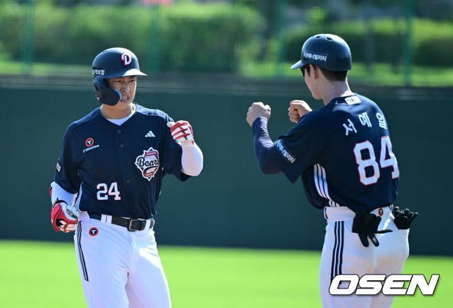 [OSEN=강화, 지형준 기자]1회 두산 손아섭이 우중간 안타를 날리며 서예일 코치와 주먹을 맞대고 있다. 2026.08.02 / jpnews@osen.co.kr