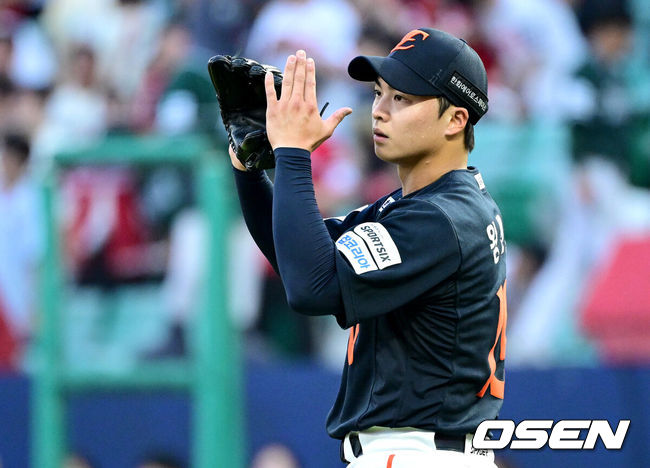 [OSEN=인천, 최규한 기자] 26일 인천 SSG랜더스필드에서 ‘2026 신한 SOL Bank KBO리그’ SSG 랜더스와 한화 이글스의 경기가 열렸다.홈팀 SSG는 토마스 해치, 방문팀 한화는 왕옌청을 선발로 내세웠다.4회말 1사 1루 상황 SSG 오태곤을 병살타로 이끌며 실점없이 이닝을 마무리지은 한화 선발 왕옌청이 박수를 보내고 있다. 2026.06.26 / dreamer@osen.co.kr