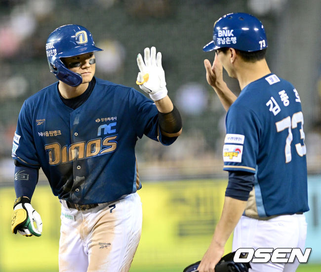[OSEN=잠실, 최규한 기자] 27일 서울 잠실야구장에서 ‘2026 신한 SOL Bank KBO리그’ LG 트윈스와 NC 다이노스의 경기가 열렸다.홈팀 LG는 박시원, 방문팀 NC는 토다 나츠키를 선발로 내세웠다.4회초 2사 1루 상황 NC 김주원이 안타를 날리고 1루에 안착해 김종호 코치와 인사를 나누고 있다. 2026.08.27 / dreamer@osen.co.kr