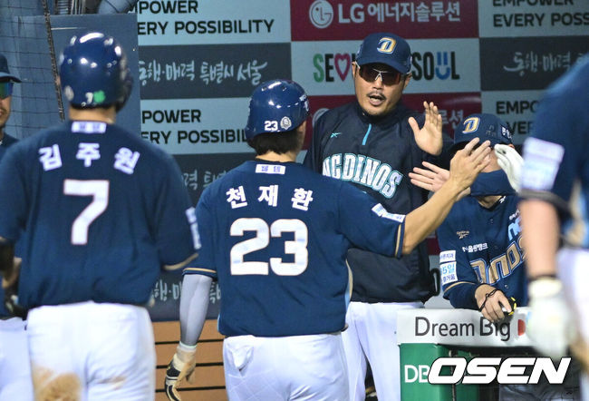 [OSEN=잠실, 최규한 기자] 27일 서울 잠실야구장에서 ‘2026 신한 SOL Bank KBO리그’ LG 트윈스와 NC 다이노스의 경기가 열렸다.홈팀 LG는 박시원, 방문팀 NC는 토다 나츠키를 선발로 내세웠다.3회초 1사 2, 3루 상황 NC 박민우의 달아나는 2타점 적시타 때 득점을 올린 천재환과 김주원이 이호준 감독과 인사를 나누고 있다. 2026.08.27 / dreamer@osen.co.kr