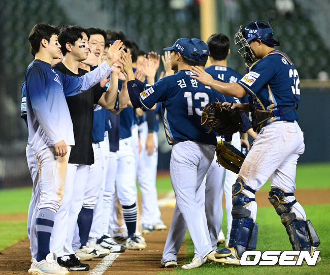 [OSEN=잠실, 최규한 기자] 프로야구 NC 다이노스가 LG 트윈스를 꺾고 4연패에서 벗어났다.NC는 27일 잠실구장에서 열린 2026 KBO리그 LG와 경기에서 20안타를 터뜨리며 13-3으로 크게 승리했다.선발투수토다는 6이닝 동안 108구를 던지며 8피안타 1볼넷 3탈삼진 3실점, 퀄리티 스타트로 시즌 7승째를 기록했다.경기를 마치고 승리한 NC 선수들이 하이파이브를 나누고 있다. 2026.08.27 / dreamer@osen.co.kr