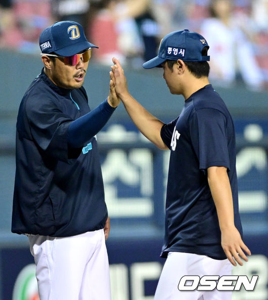 [OSEN=잠실, 최규한 기자] 프로야구 NC 다이노스가 LG 트윈스를 꺾고 4연패에서 벗어났다.NC는 27일 잠실구장에서 열린 2026 KBO리그 LG와 경기에서 20안타를 터뜨리며 13-3으로 크게 승리했다.선발투수토다는 6이닝 동안 108구를 던지며 8피안타 1볼넷 3탈삼진 3실점, 퀄리티 스타트로 시즌 7승째를 기록했다.경기를 마치고 승리투수 NC 토다와 이호준 감독이 인사를 나누고 있다. 2026.08.27 / dreamer@osen.co.kr