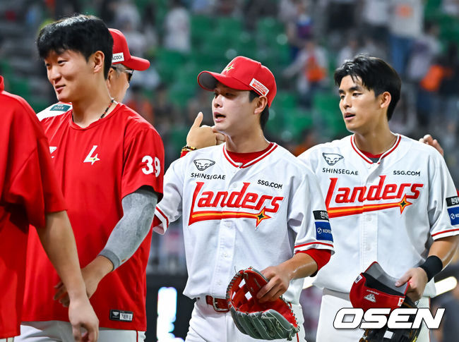 [OSEN=인천, 박준형 기자] 프로야구 SSG 랜더스가 한화 이글스와의 주중 3연전을 싹쓸이하고 3연승을 달성했다.이숭용 감독이 이끄는 SSG는 27일 인천 SSG랜더스필드에서 열린 2026 신한 SOL KBO리그 한화 이글스와의 홈경기에서 13-6승리를 거뒀다. 이날 승리로 SSG는 주중 3연전 스윕, 시즌 전적 48승64패5무를 만들었다. 반면 4연패에 빠진 한화는 49승60패3무가 됐다.경기종료 후 SSG 임근우가 이숭용 감독과 하이파이브를 하고 있다.   2026.08.27 / soul1014@osen.co.kr
