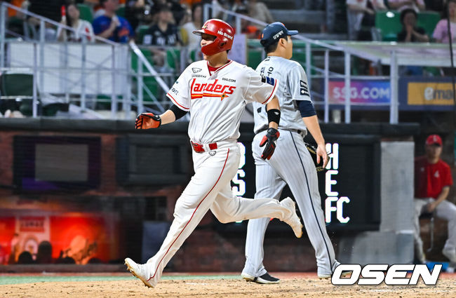 x[OSEN=인천, 박준형 기자] 27일 오후 인천 SSG랜더스필드에서 2026 신한 SOL KBO리그 SSG 랜더스와 한화 이글스의 경기가 진행됐다.이날 SSG는 김건우를, 한화는 짐머맨을 선발투수로 내세웠다.5회말 1사 2,3루 SSG 임근우의 역전 1타점 적시타때 2루 주자 조형우가 한지윤의 송구 실책을 틈타 득점 올리고 있다.  2026.08.27 / soul1014@osen.co.kr