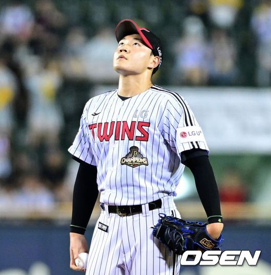 [OSEN=잠실, 최규한 기자] 27일 서울 잠실야구장에서 ‘2026 신한 SOL Bank KBO리그’ LG 트윈스와 NC 다이노스의 경기가 열렸다.홈팀 LG는 박시원, 방문팀 NC는 토다 나츠키를 선발로 내세웠다.8회초 마운드에 오른 LG 양우진이 투구를 준비하고 있다.2026.08.27 / dreamer@osen.co.kr