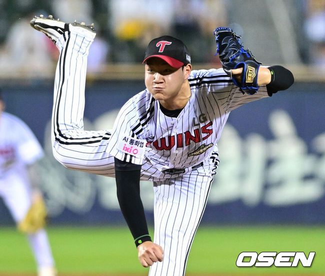 [OSEN=잠실, 최규한 기자] 27일 서울 잠실야구장에서 ‘2026 신한 SOL Bank KBO리그’ LG 트윈스와 NC 다이노스의 경기가 열렸다.홈팀 LG는 박시원, 방문팀 NC는 토다 나츠키를 선발로 내세웠다.8회초 마운드에 오른 LG 양우진이 힘차게 공을 뿌리고 있다.2026.08.27 / dreamer@osen.co.kr