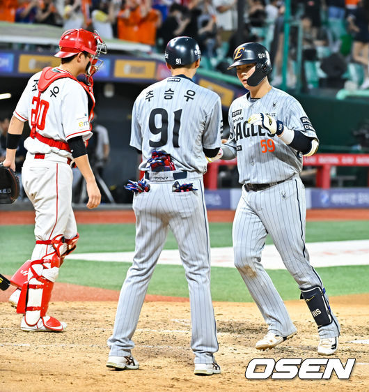 [OSEN=인천, 박준형 기자] 27일 오후 인천 SSG랜더스필드에서 2026 신한 SOL KBO리그 SSG 랜더스와 한화 이글스의 경기가 진행됐다.이날 SSG는 김건우를, 한화는 짐머맨을 선발투수로 내세웠다.4회초 한화 선두타자 허인서가 동점 솔로홈런을 날리고 홈을 밟고 있다.   2026.08.27 / soul1014@osen.co.kr