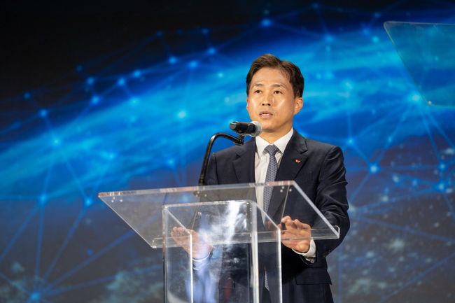 곽노정SK하이닉스CEO가27일(현지시간)미국 인디애나주 웨스트라피엣 퍼듀대학교에서 열린AI메모리 생산 기지 기공식에서 사업 전략과 비전을 발표하고 있다.