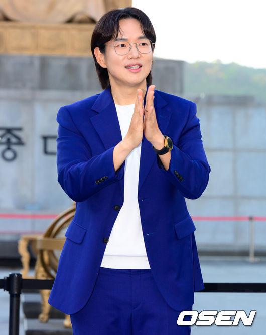 [OSEN=지형준 기자] 4일 서울 광화문광장에서 레고코리아-서울시 협업 ’2026 광화문 가족동행축제-렛츠플레이 광화문광장’ 행사가 열렸다.이날 가수 츄, 배우 이동휘, 방송인 장성규가 참석했다. 방송인 장성규가 포즈를 취하고 있다. 2026.05.04/ jpnews@osen.co.kr
