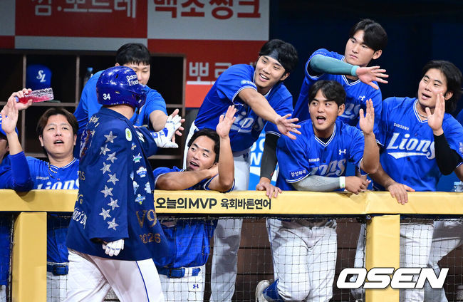 [OSEN=고척, 최규한 기자] 26일 서울 고척스카이돔에서 ‘2026 신한 SOL Bank KBO리그’ 키움 히어로즈와 삼성 라이온즈의 경기가 열렸다.홈팀 키움은 박준현, 방문팀 삼성은 최원태를 선발로 내세웠다.1회초 무사 만루 상황 삼성 최형우가 선제 중월 만루포를 터트리고 홈을 밟은 뒤 더그아웃 동료들과 인사를 나누고 있다. 2026.08.26 / dreamer@osen.co.kr