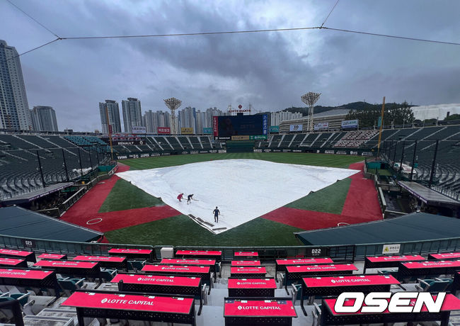[OSEN=부산, 이석우 기자] 28일 부산 사직야구장에서 2026 신한 SOL KBO 리그 롯데 자이언츠와 LG 트윈스의 경기가 열린다. 홈팀 롯데는 나균안이, 방문팀 LG는 김윤식이 선발 출전한다.비가 내리는 사직야구장에 방수포가 덮여 있다. 2026.08.28 / foto0307@osen.co.kr