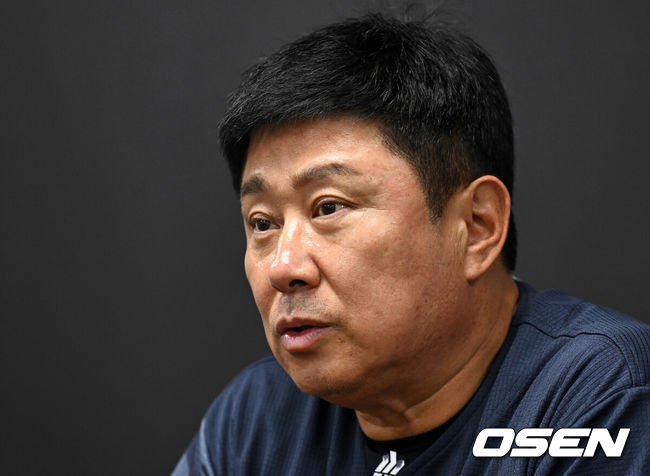 [OSEN=광주, 이대선 기자] 25일 광주-기아 챔피언스필드에서 2026 신한 SOL KBO리그 KIA 타이거즈와 롯데 자이언츠의 경기가 열렸다.이날 KIA는 시라카와, 롯데는 비슬리를 선발로 내세웠다.경기에 앞서 롯데 김태형 감독이 취재진과 인터뷰를 하고 있다. 2026.08.25 /sunday@osen.co.kr
